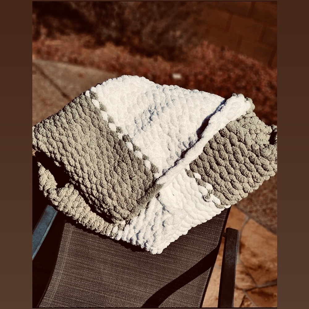 CHUNKY KNIT BABY BLANKET